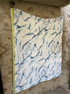 Marble-Print Plush Throw Blanket — Blue and White